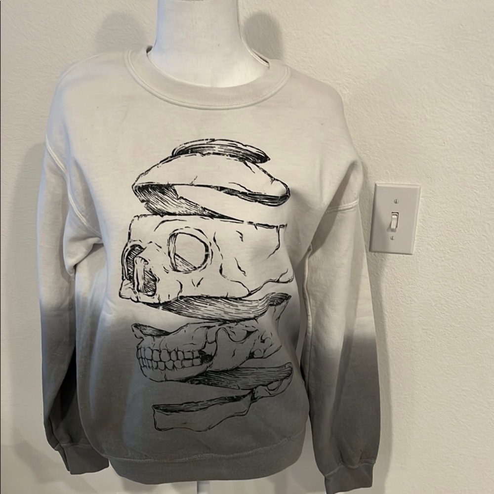 Gray Skull Graphic Men's Sweatshirt